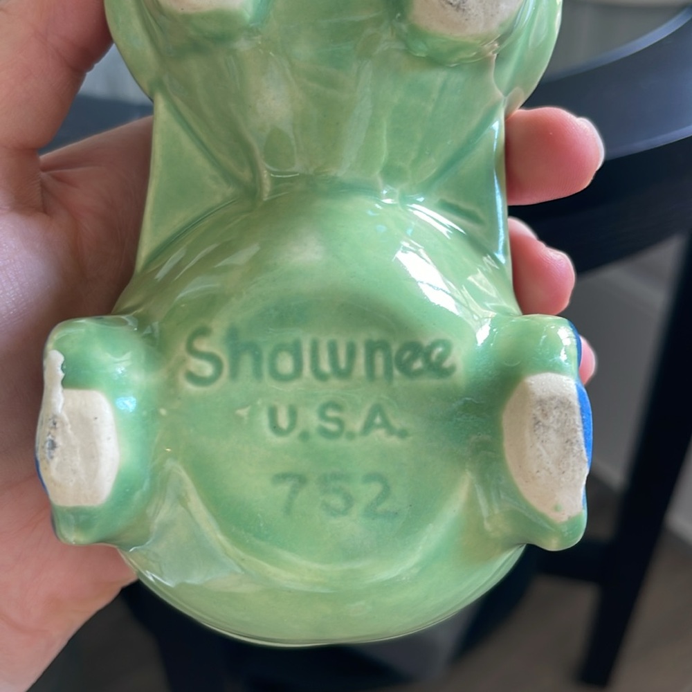 Shawnee Pottery - Picture 3 of 4